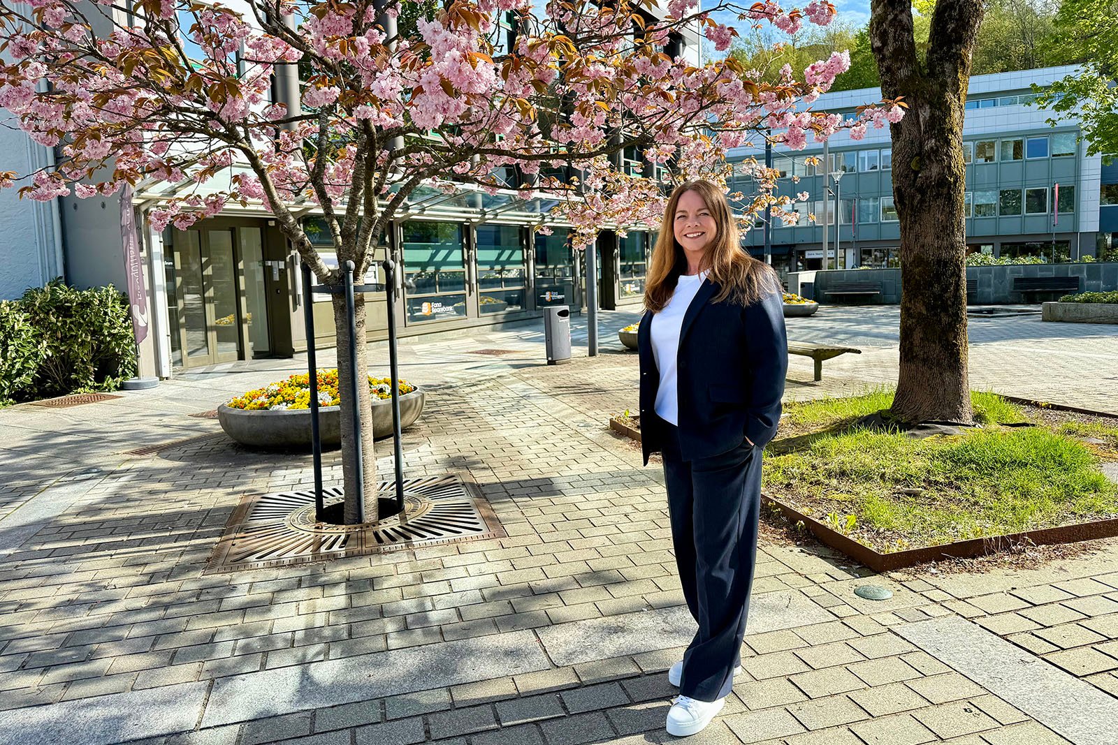 Dame foran bankbygg på Nesttun Dame foran bankbygg på Nesttun