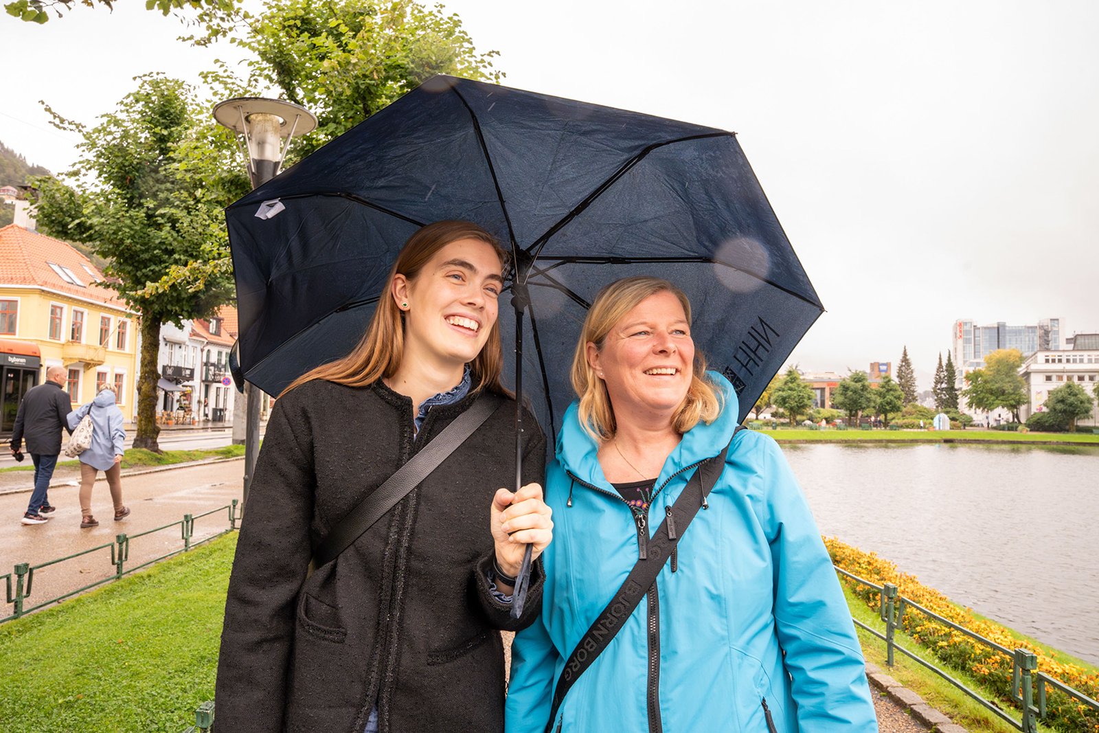 To damer under en paraply To damer under en paraply