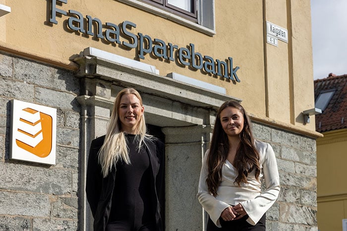 To damer utenfor bankbygg i Kaigaten