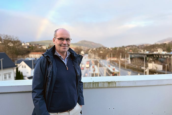 Mann på takterrasse