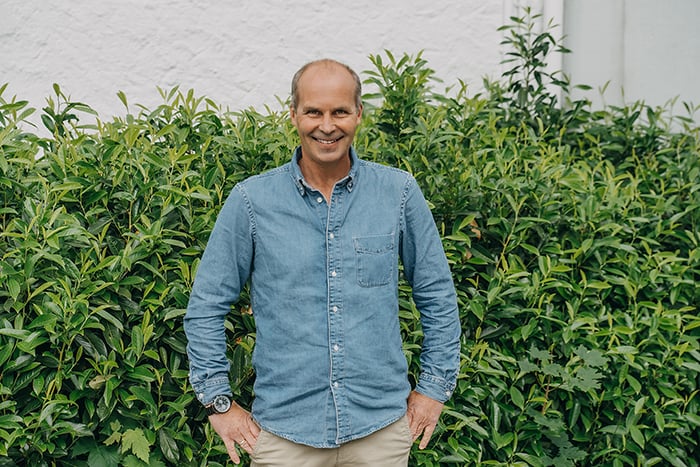 mann står foran grønn hekk mann står foran grønn hekk