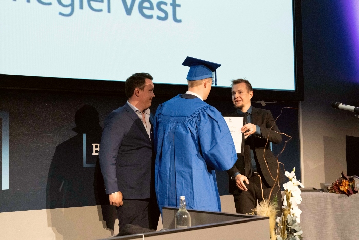 to menn overrekker pris til graduert student