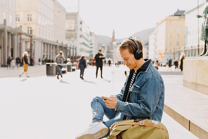 mann pa torgallmenningen med telefon